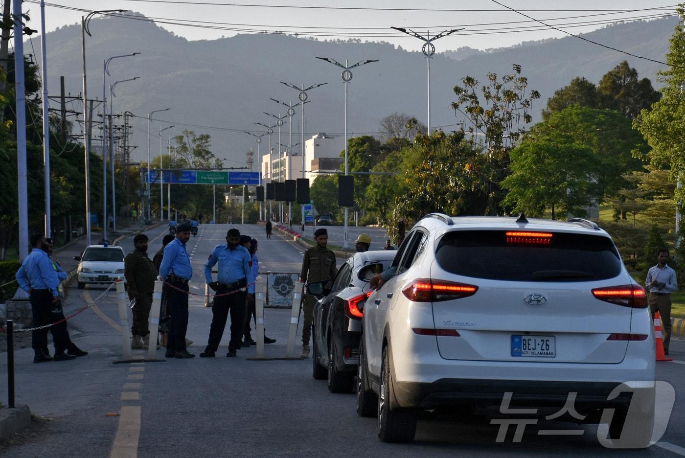 본문 이미지 - 19일(현지시간) 파키스탄 이슬라마바드에서 미국과 이란과 2차 평화 회담을 개최 준비의 일환으로 경찰관들이 세레나 호텔 인근 검문소에서 차량들을 검문하고 있다. 2026.04.19. ⓒ 로이터=뉴스1