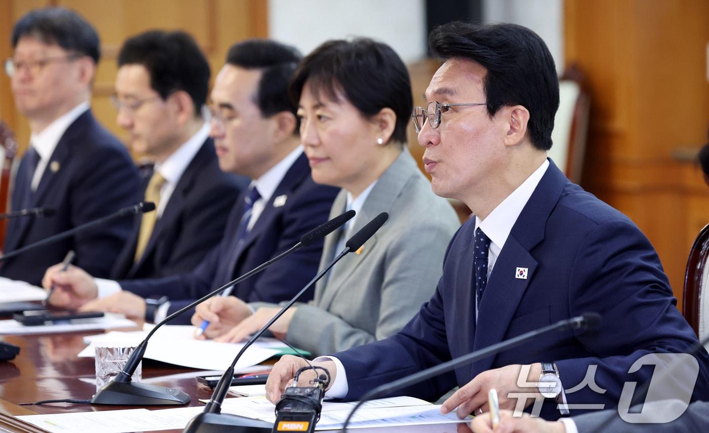 본문 이미지 - 김민석 국무총리가 20일 오전 서울 종로구 세종대로 정부서울청사에서 열린 제7차 비상경제본부 회의에서 모두 발언을 하고 있다. 2026.4.20 ⓒ 뉴스1 김명섭 기자