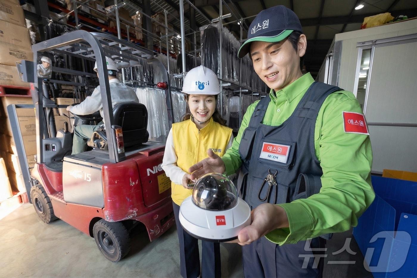 본문 이미지 - 에스원 직원이 산업현장에 설치된 AI CCTV의 주요 기능을 설명하고 있다. (에스원 제공)