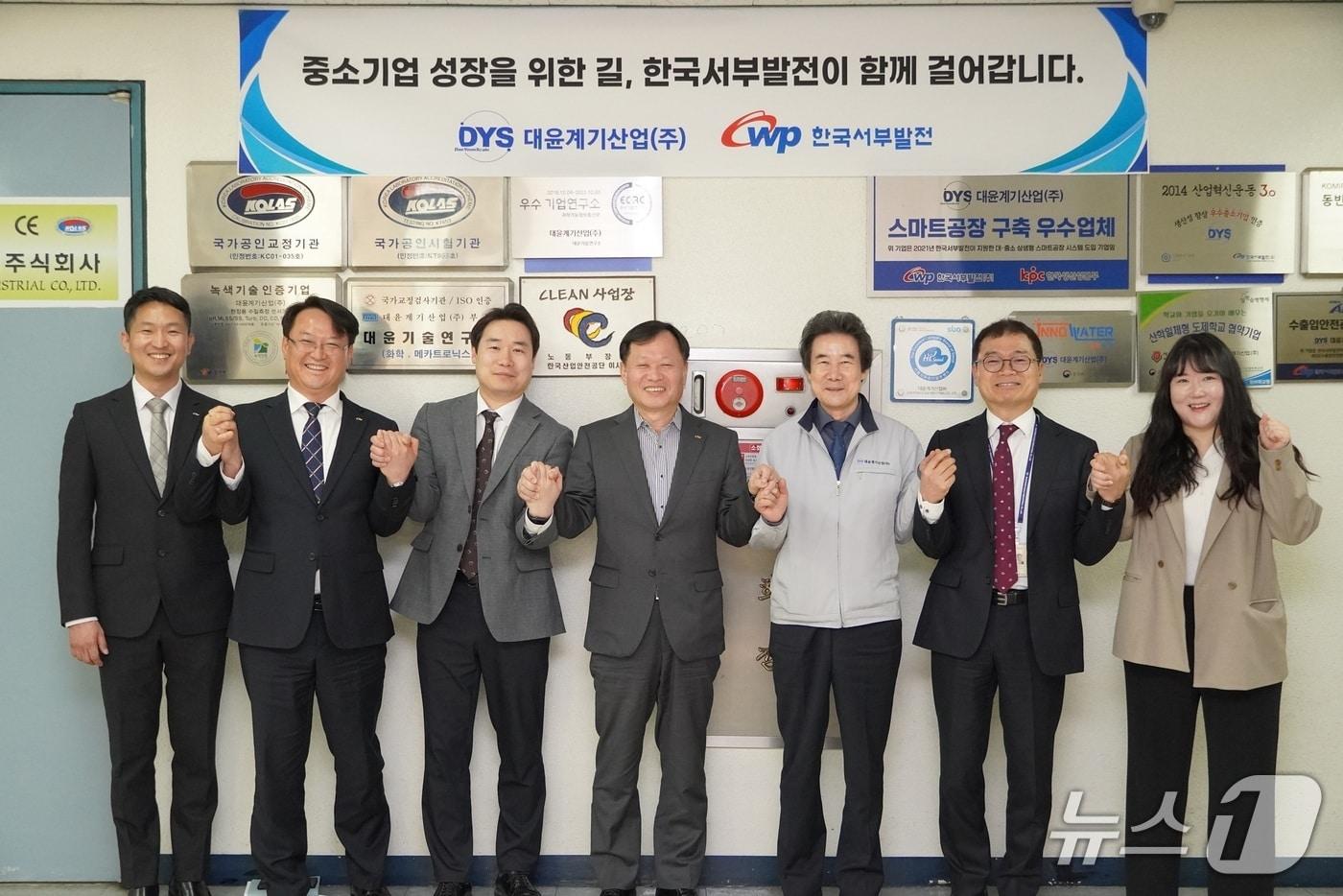 본문 이미지 - 이정복 한국서부발전 사장(가운데)은 지난 16일부터 17일까지 서울과 인천 소재 협력중소기업을 찾아 현장의 애로사항을 청취하고 상생협력 방안을 논의했다.(서부발전 제공. 재판매 및 DB금지)2026.4.20/뉴스1