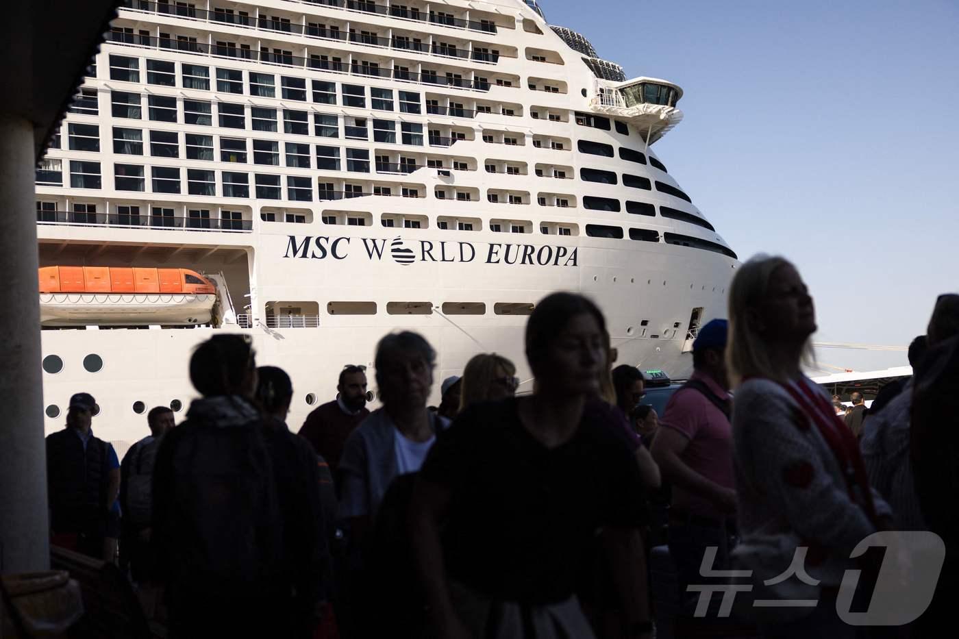 본문 이미지 - 11일(현지시간) 프랑스 남동부 마르세유의 그랑 포르 마리팀 드 마르세유 크루즈 터미널에 정박한 ‘MSC 월드 유로파’ 크루즈선에서 승객들이 하선하고 있다.2026.04.11.<자료사진>ⓒ AFP=뉴스1