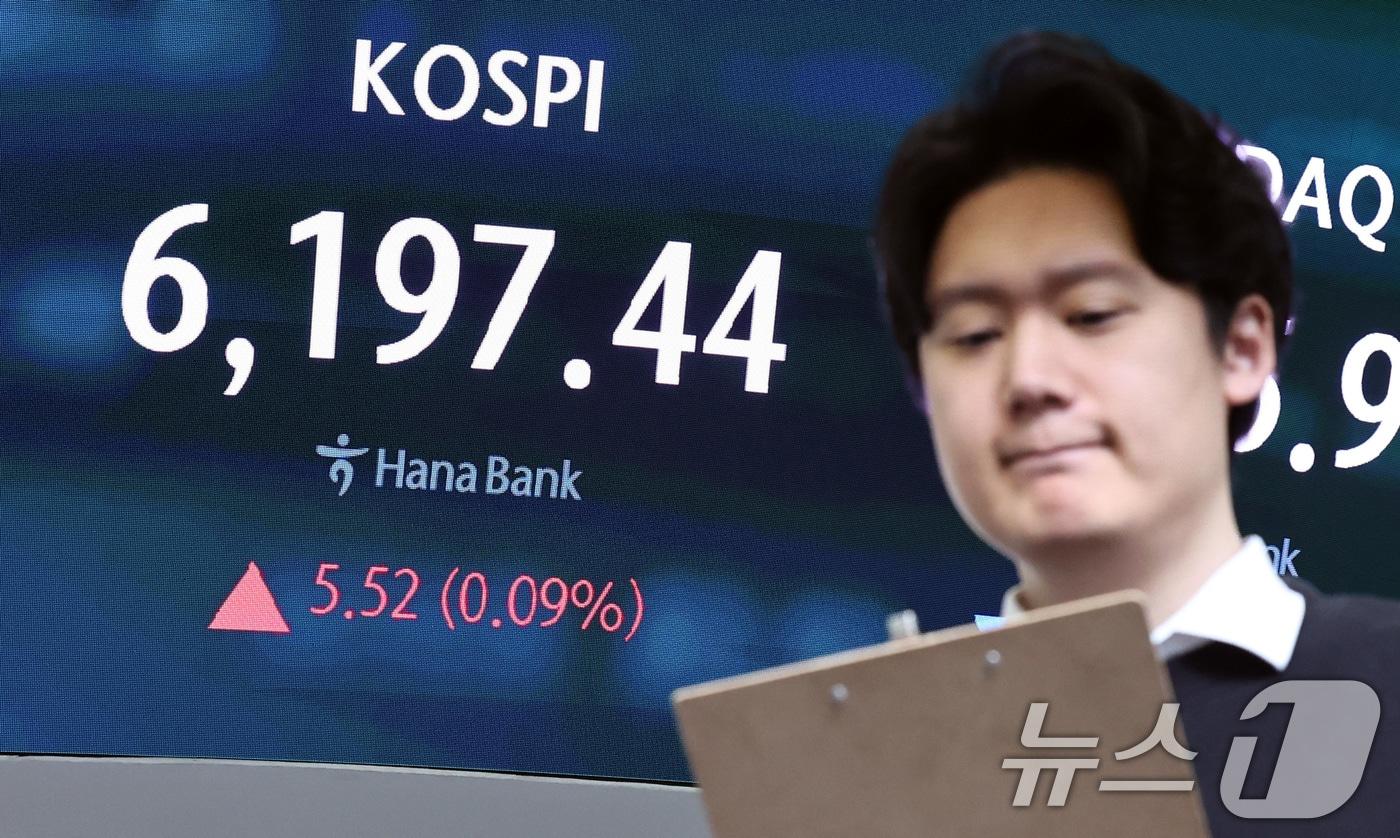 본문 이미지 - 20일 오전 서울 중구 하나은행 딜링룸 현황판에 코스피 지수가 나타나고 있다. 이날 코스피는 전 거래일 보다 22포인트(0.36%) 오른 6213.92로 장을 시작했다. 2026.4.20 ⓒ 뉴스1 구윤성 기자