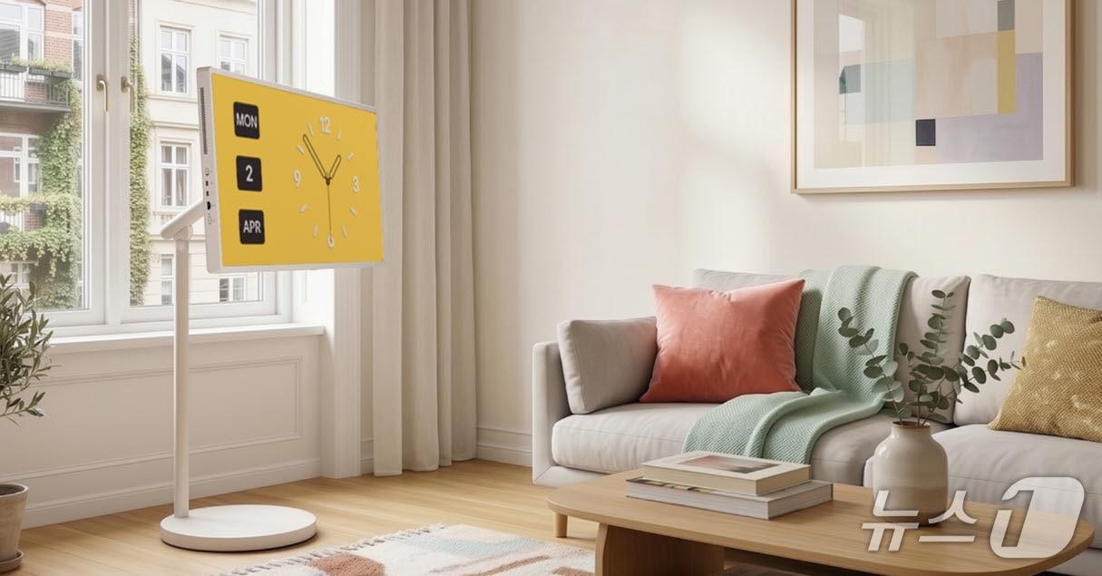 본문 이미지 - LG 스탠바이미 2 맥스는 더 큰 화면과 향상된 화질을 원하는 고객의 목소리를 반영해, 32형 대화면에 4K 해상도를 구현했다. (사진제공 = LG전자) 