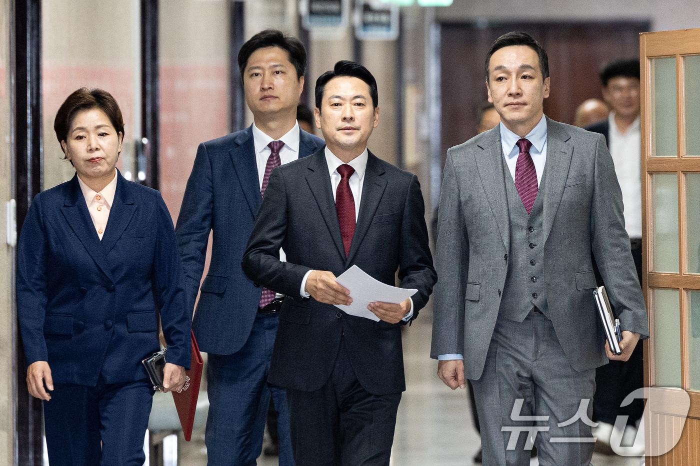 본문 이미지 - 장동혁 국민의힘 대표가 20일 서울 여의도 국회에서 열린 최고위원회의에 참석하고 있다. 2026.4.20 ⓒ 뉴스1 이승배 기자