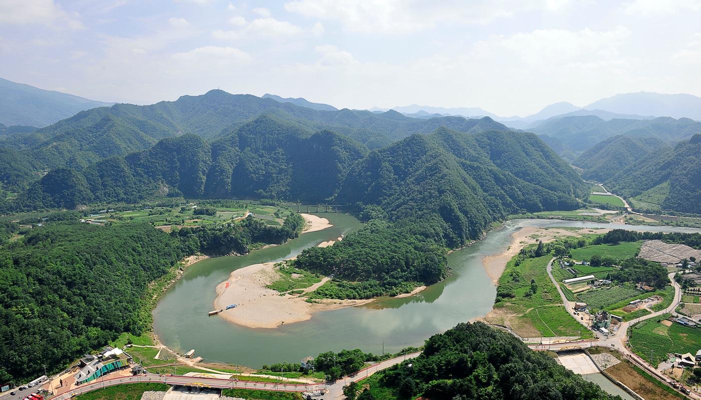 본문 이미지 - 하늘에서 본 영월 청령포(국가유산청 제공)