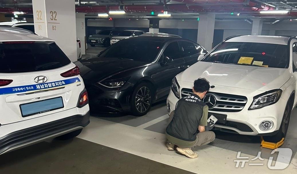 본문 이미지 - 고양시 압류차량 번호판 영치 모습. (고양시 제공, 재판매 및 DB금지)