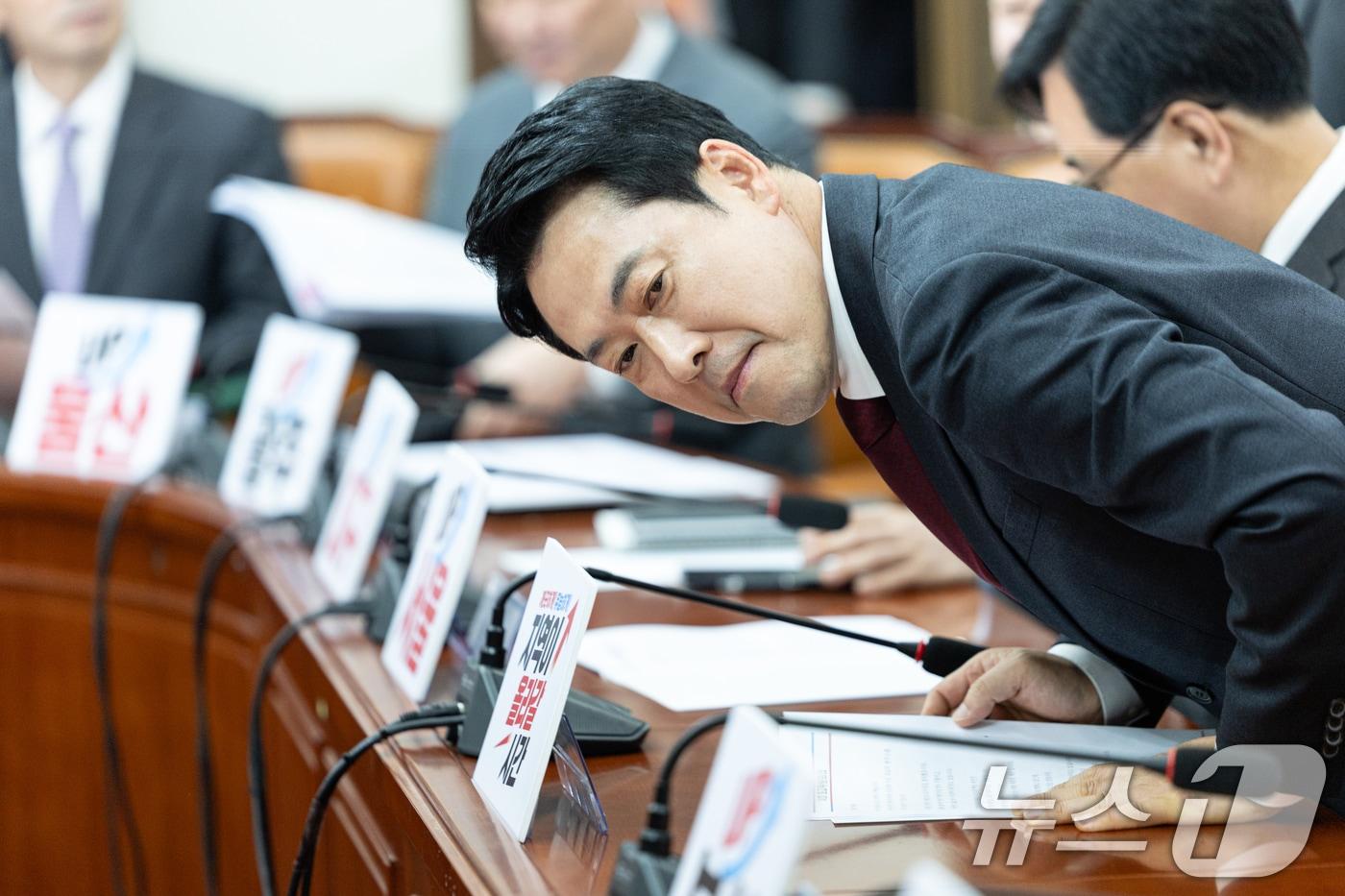 본문 이미지 - 장동혁 국민의힘 대표가 20일 서울 여의도 국회에서 열린 최고위원회의에 참석, 지방선거 슬로건을 살피고 있다. 2026.4.20 ⓒ 뉴스1 이승배 기자