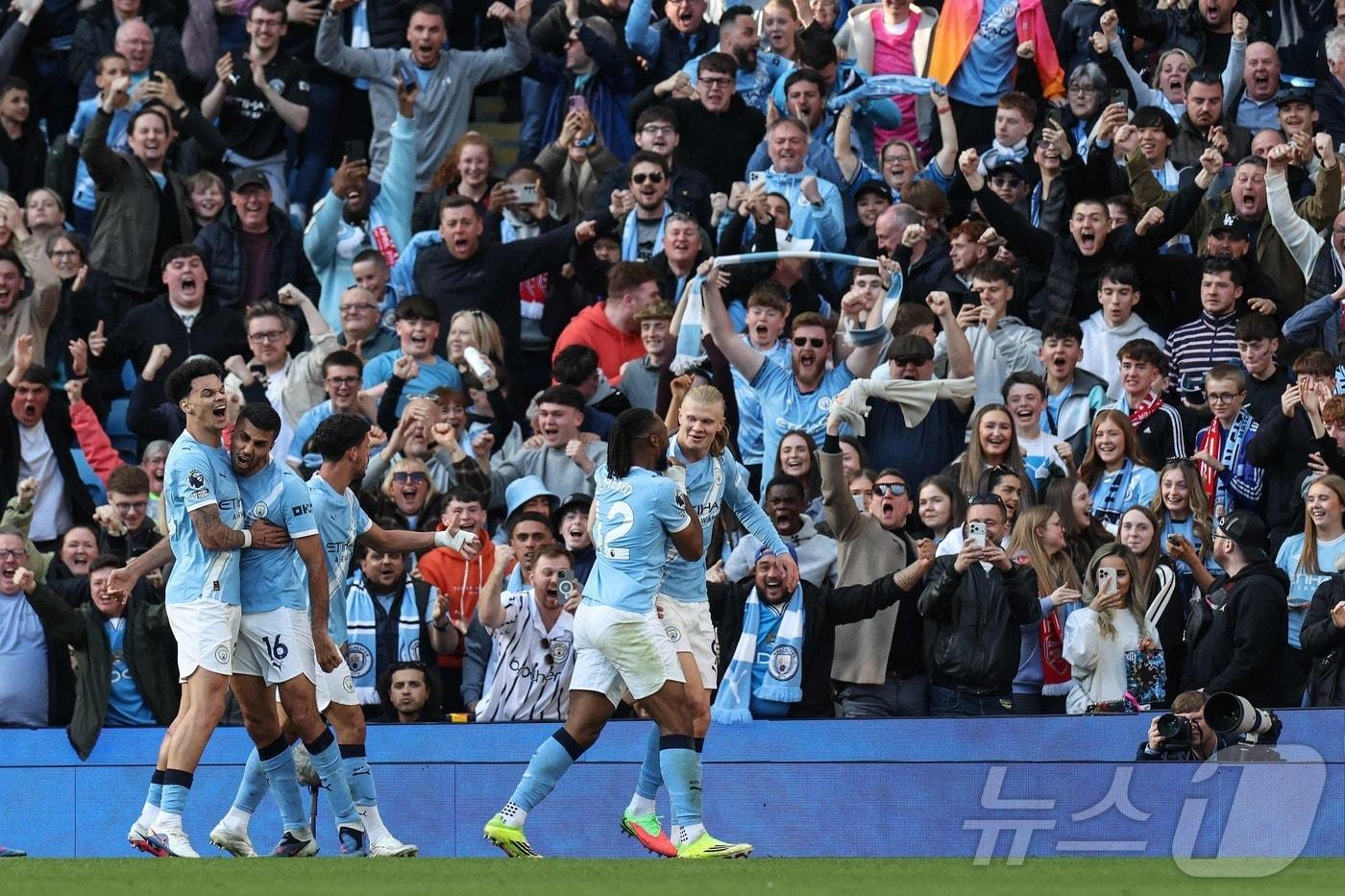 본문 이미지 - 맨체스터 시티가 20일(한국) 영국 맨체스터의 에티하드 스타디움에서 열린 아스널과 홈 경기에서 득점 후 기뻐하고 있다. ⓒ AFP=뉴스1