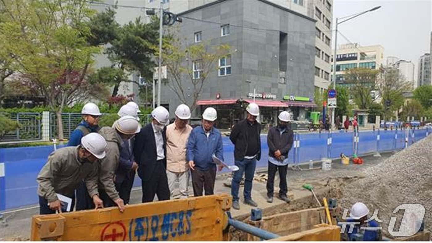 본문 이미지 - 노후하수관로 공사장 점검 현장.(양천구 제공)