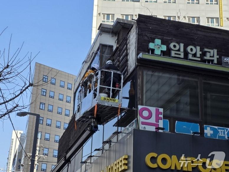본문 이미지 - 금천구가 풍수해에 대비해 옥외광고물 안전점검을 실시하고 있다.(금천구 제공)