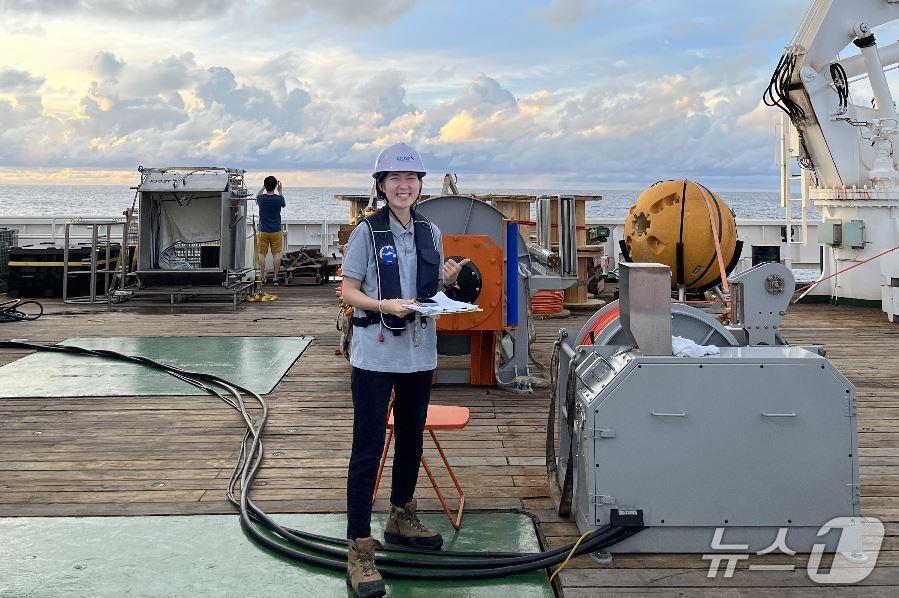 본문 이미지 - 해양과학연구선 이사부호에 승선해 관측을 하고 있는 노수연 박사(한국해양과학기술원 제공)
