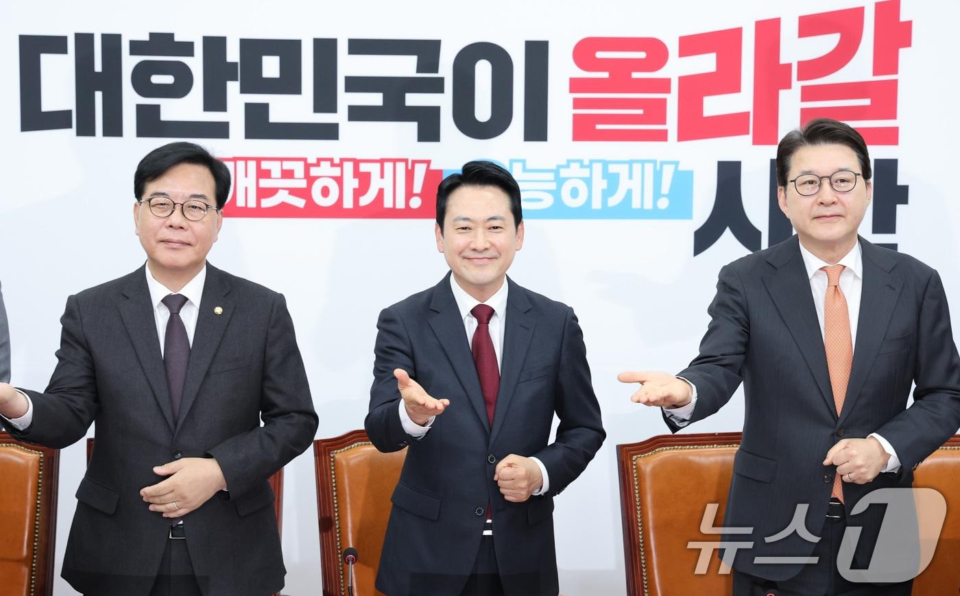 본문 이미지 - 장동혁 국민의힘 대표와 송언석 원내대표, 최고위원들이 20일 서울 여의도 국회에서 열린 최고위원회의에서 장애인의 날을 맞아 '국민 여러분 사랑합니다'를 수어로 하고 있다. 2026.4.20 ⓒ 뉴스1 신웅수 기자