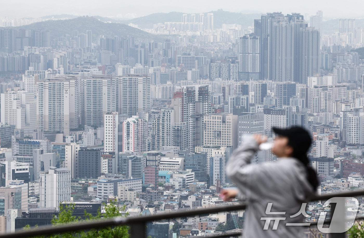 본문 이미지 - 서울 남산에서 바라본 아파트 단지 모습. 2026.4.20 ⓒ 뉴스1 김민지 기자