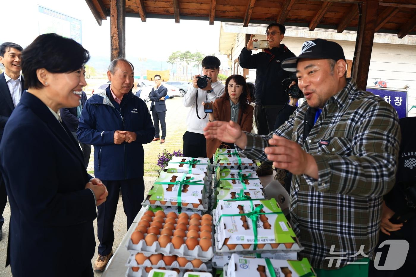 본문 이미지 - 송미령 농림축산식품부 장관이 농어촌 기본소득 시범사업 지역 중 한 곳인 충북 옥천군을 찾았다. 송 장관은 옥천군 안남면의 한 협동조합 운영 판매장에서 현장 간담회를 진했다. (농식품부 제공) /2026.4.1/ ⓒ 뉴스1