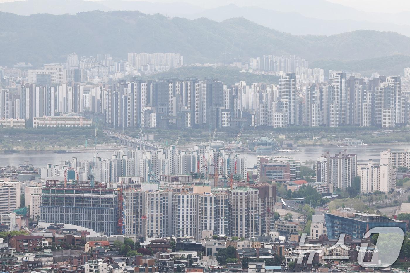본문 이미지 - 사진은 이날 오전 서울 남산에서 바라본 아파트 단지 모습. 2026.4.20 ⓒ 뉴스1 김민지 기자