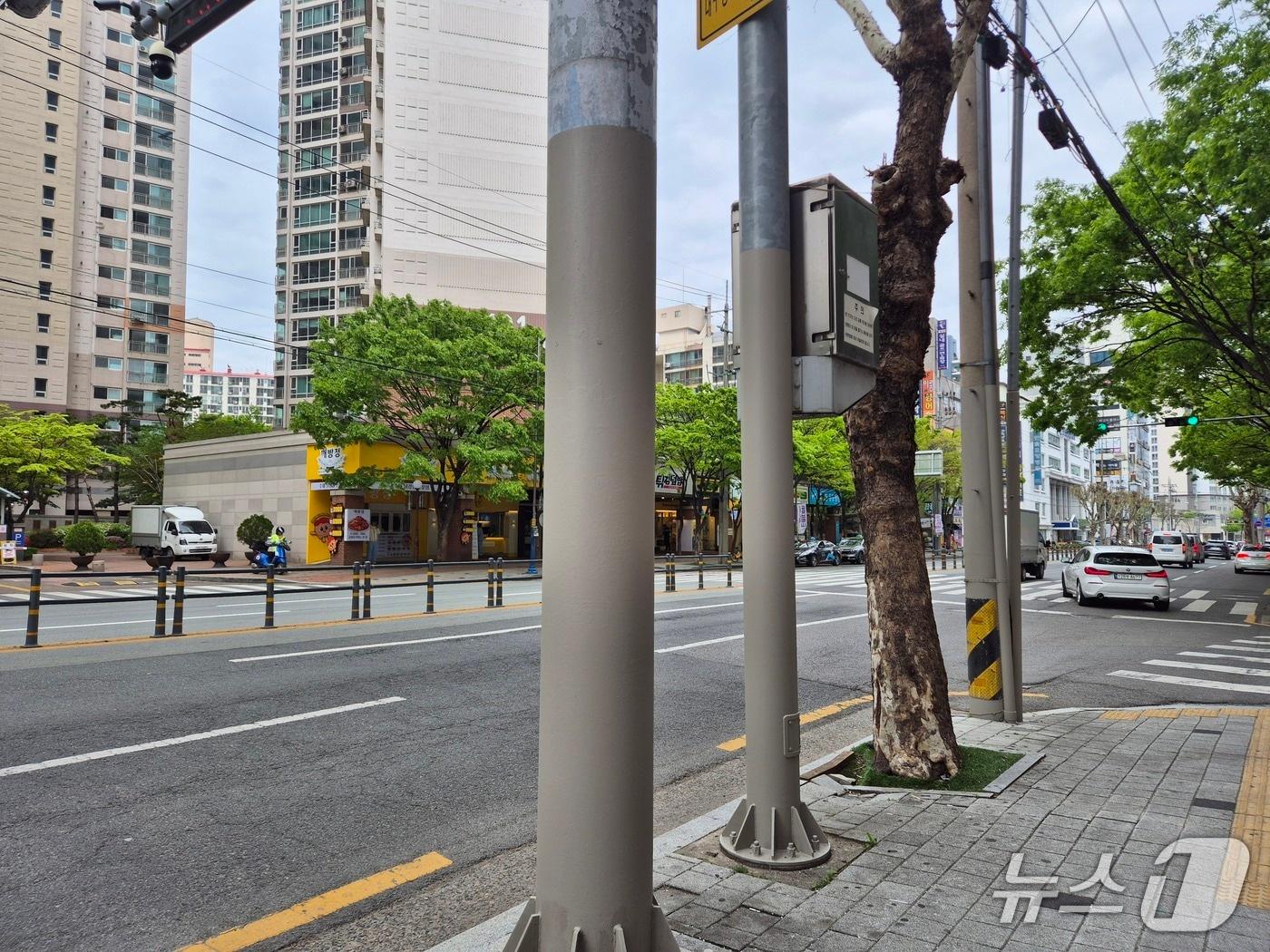 본문 이미지 - 대구 북구 불법광고물 부착 방지용 특수 코팅 도포된 모습.(대구 북구 제공. 재판매 및 DB금지)