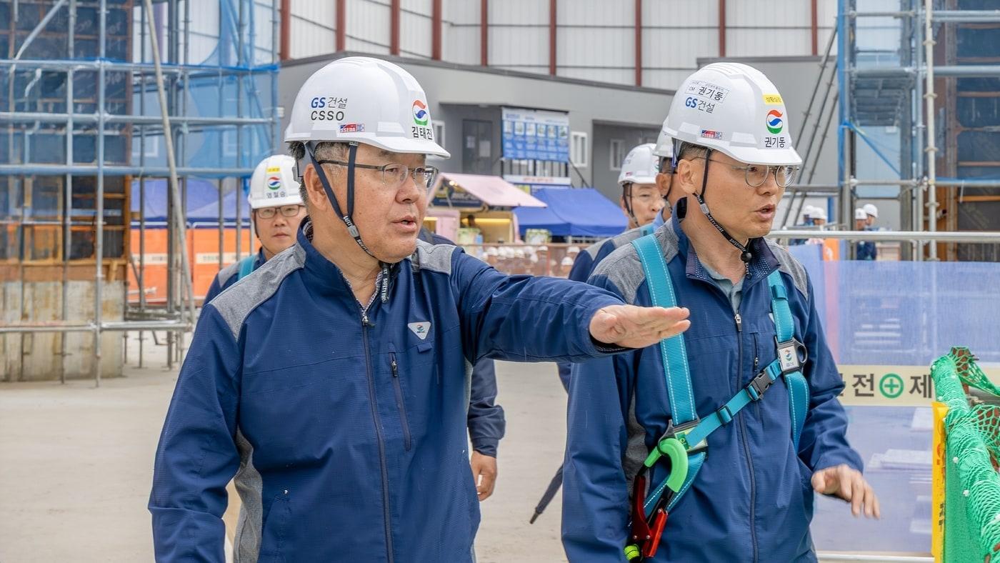 본문 이미지 - 김태진 GS건설 사장(사진 왼쪽)이 아파트 건설현장을 방문해 안전점검하고 있는 사진 (GS건설 제공) 뉴스1ⓒ news1 