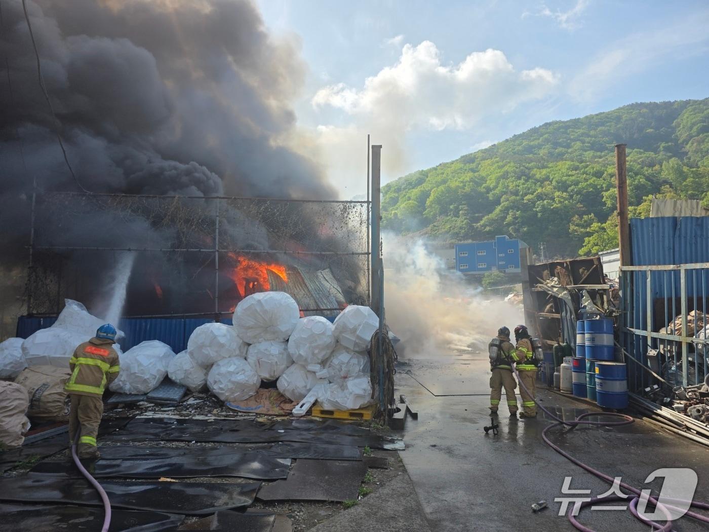 본문 이미지 - 20일 오전 9시 17분쯤 경남 창원시 마산합포구 진동면 고물상에서 불이 나 소방대원들이 진화작업을 벌이고 있다.(창원소방본부 제공. 재판매 및 DB금지)