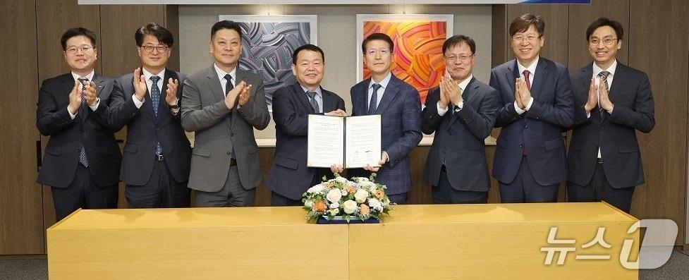 본문 이미지 - 왼쪽 네 번째부터 윤석대 한국수자원공사 사장, 오세철 삼성물산 대표이사 사장(한국수자원공사 제공.재판매 및 DB금지)/뉴스1