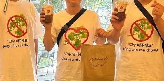 본문 이미지 -  고수를 빼거나 넣어달라는 메시지를 담은 티셔츠를 입은 한국인 관광객들 사진 갈무리(사진출처: VN익스프레스/@grandmavuongs)