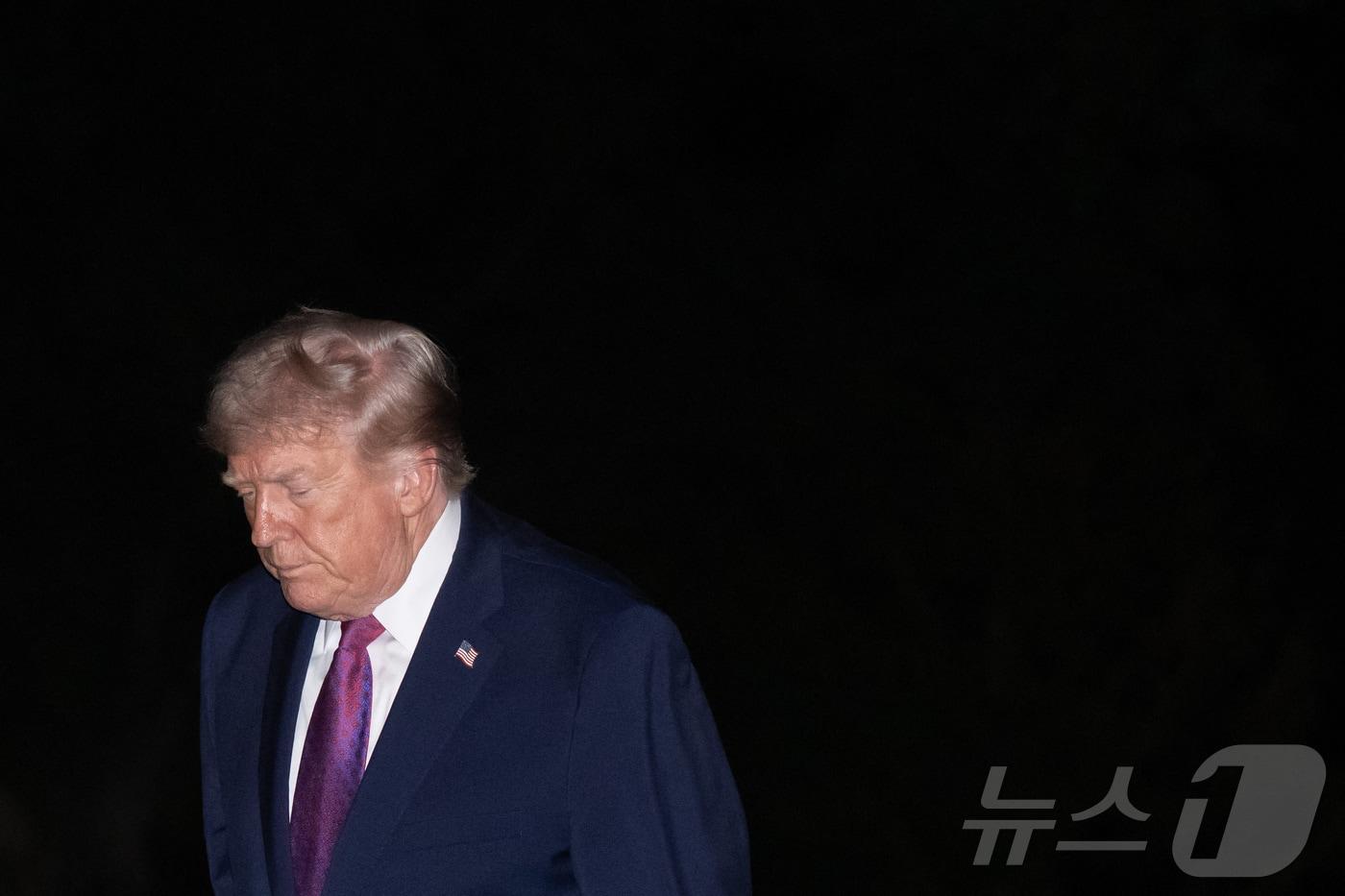 본문 이미지 - 17일(현지시간) 도널드 트럼프 미국 대통령이 애리조나주와 네바다주 방문을 마치고 워싱턴DC 백악관에 복귀한 모습. 2026.04.17 ⓒ AFP=뉴스1