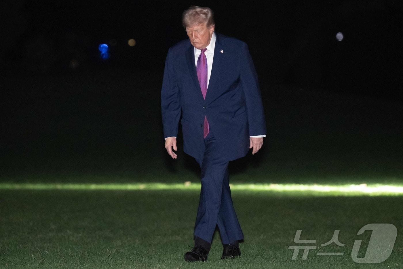 본문 이미지 - 17일(현지시간) 도널드 트럼프 미국 대통령이 네바다주와 애리조나주 방문을 마치고 워싱턴DC 백악관에 복귀한 모습. 2026.04.17 ⓒ AFP=뉴스1