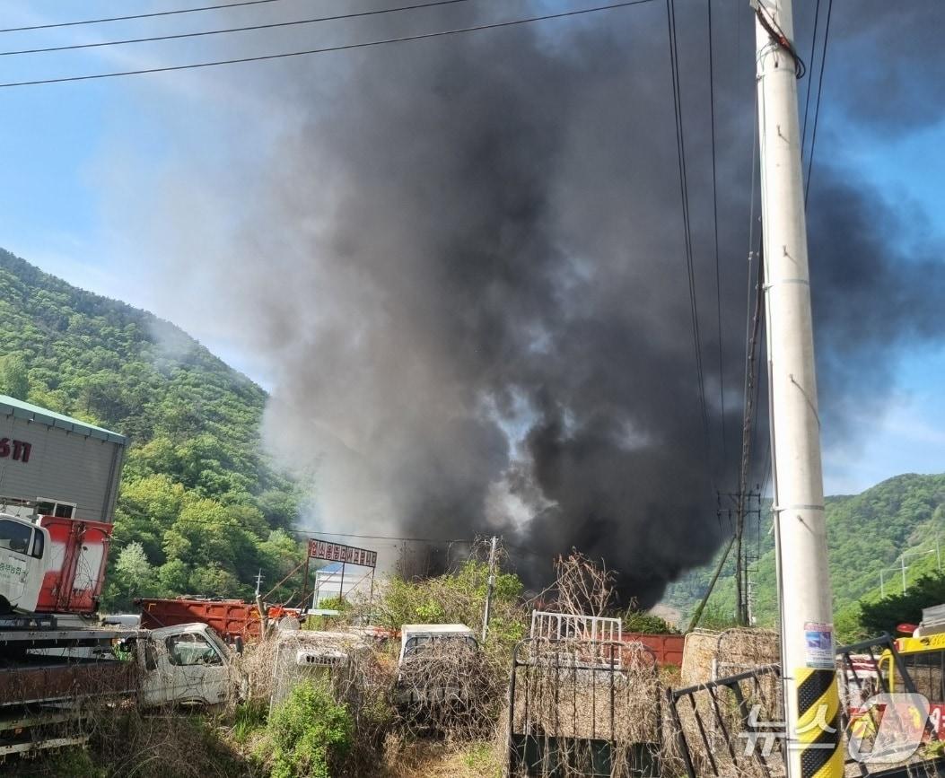 본문 이미지 - 20일 오전 9시 7분쯤 경남 창원시 마산합포구 진동면 고물상에서 불이 났다. 사진은 화재 현장 모습(독자제공. 재판매 및 DB금지)