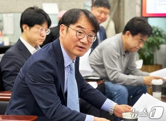 본문 이미지 - 지식재산 금융 잔액 규모가 2025년 말 기준 12조 4000억원을 달성했다.  정연우 지식재산처 차장 브리핑 자료사진. /뉴스1