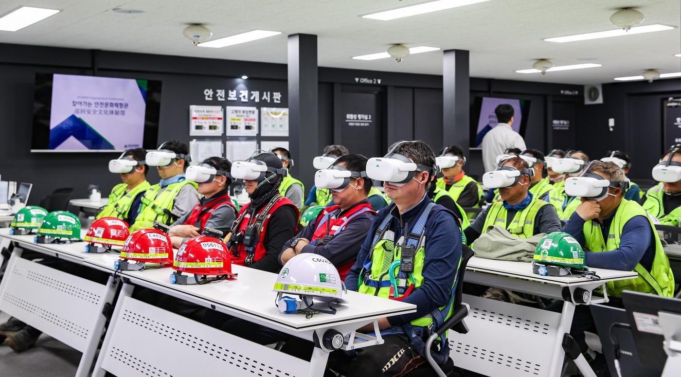 본문 이미지 - 현장 근로자들이 '찾아가는 안전문화체험관' 교육에 참여해 VR 장비를 활용한 체험형 콘텐츠로 안전교육을 받고 있다.(현대건설 제공) 뉴스1ⓒ news1 