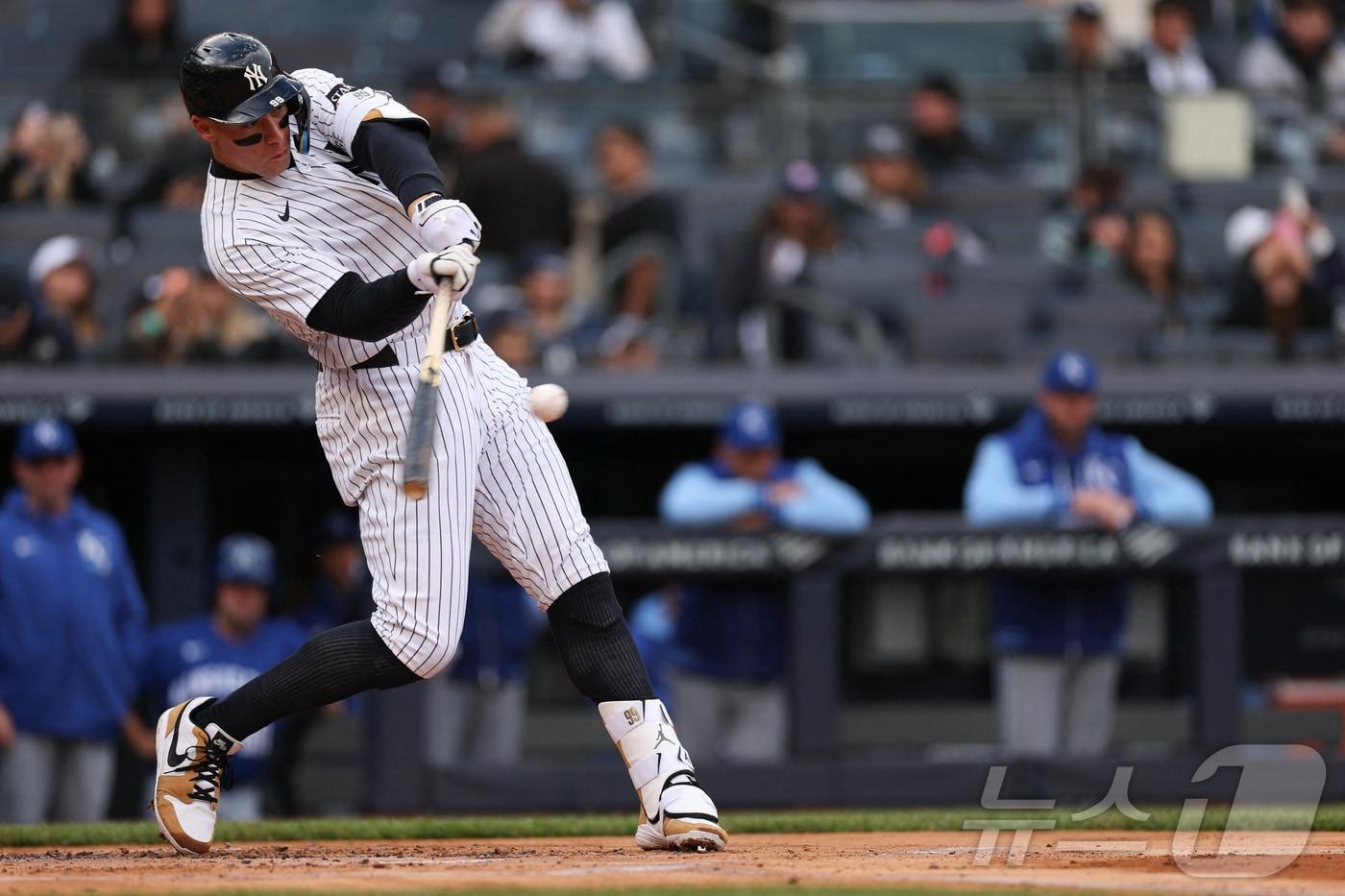 본문 이미지 - 뉴욕 양키스의 애런 저지가 20일(한국시간) 열린 2026 메이저리그 캔자스시티 로열스전에서 1회말 시즌 9호 2점 홈런을 터뜨렸다. ⓒ 로이터=뉴스1