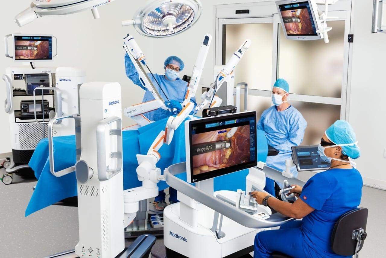 본문 이미지 - 메드트로닉 휴고(Hugo) 로봇 수술 시스템 운용 모습. (메드트로닉 제공)