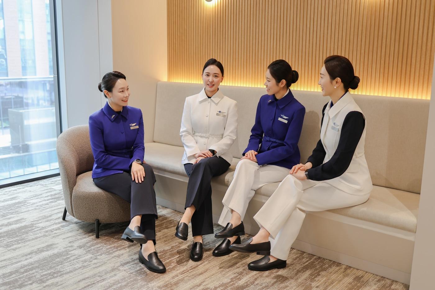 본문 이미지 - 파라타항공 객실승무원들이 신규 도입된 글로벌 기능성 신발 브랜드 '락포트'의 램프화를 착용한 모습(자료사진. 파라타항공 제공). 2026.4.20.