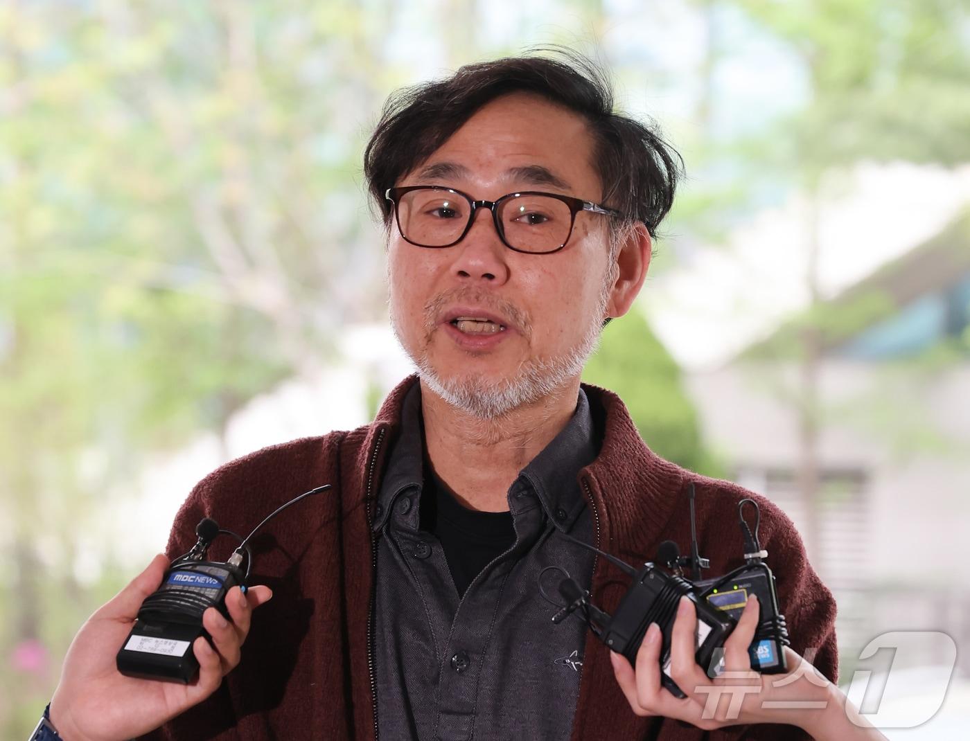 본문 이미지 - 20일 서울 영등포경찰서 앞에서 김순환 서민민생대책위원회 사무총장이 경기 안산 단원구 10대 피해자 극단적 선택 사건과 관련한 수사팀 고발 사건 고발인 조사에 앞서 입장을 밝히고 있다. 2026.4.20 ⓒ 뉴스1 이종수 인턴기자