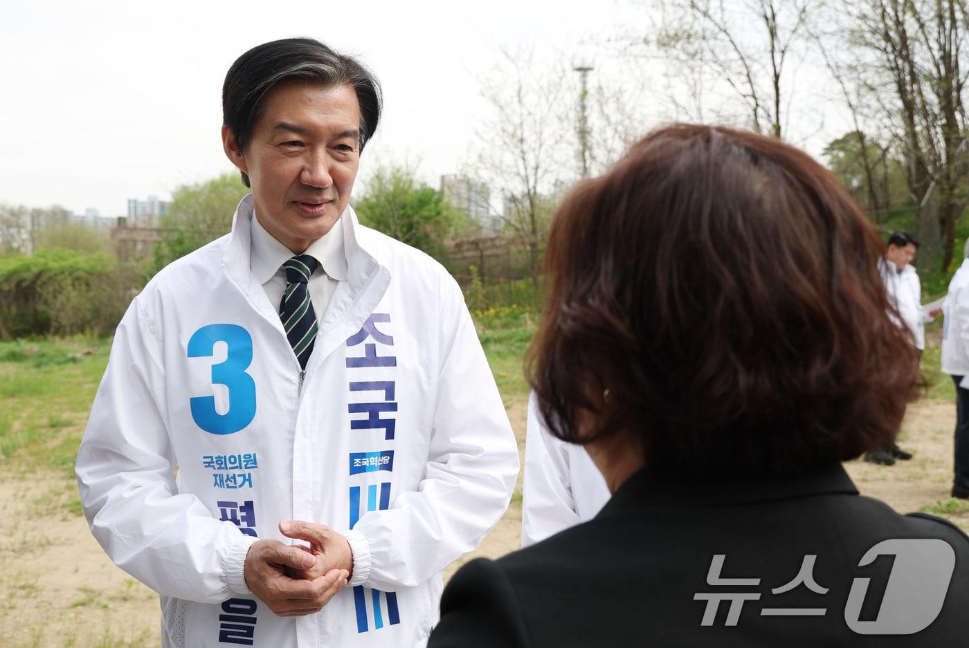 본문 이미지 - 조국 조국혁신당 대표가 지난 20일 경기 평택시 고덕면 KTX경기남부역사 예정 부지에서 열린 최고위원회의에 앞서 지역 주민들과 이야기를 하고 있다. 2026.4.20 ⓒ 뉴스1 김영운 기자