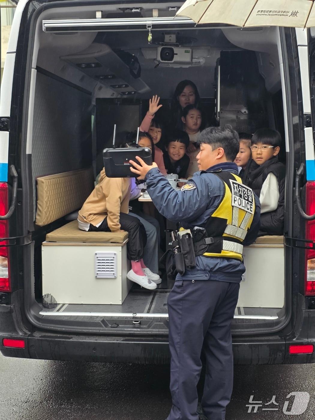 본문 이미지 - 자치경찰 직업체험 교육(제주자치경찰 제공. 재판매 및 DB금지)/뉴스1