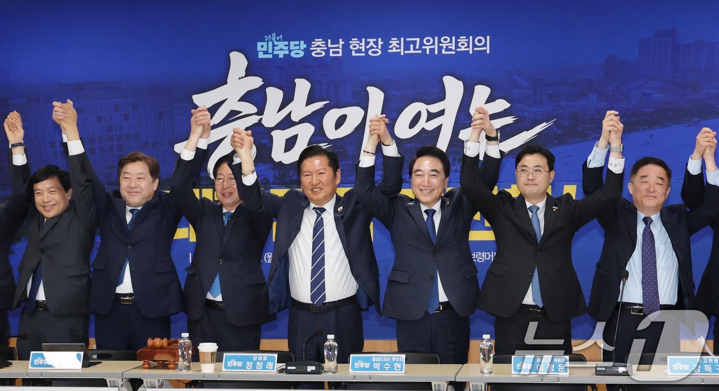 본문 이미지 - 정청래 더불어민주당 대표가 20일 충남 보령머드테마파크에서 열린 충남 현장 최고위원회의에서 박수현 충남지사 후보와 필승 결의를 하고 있다. 2026.4.20 ⓒ 뉴스1 김기태 기자