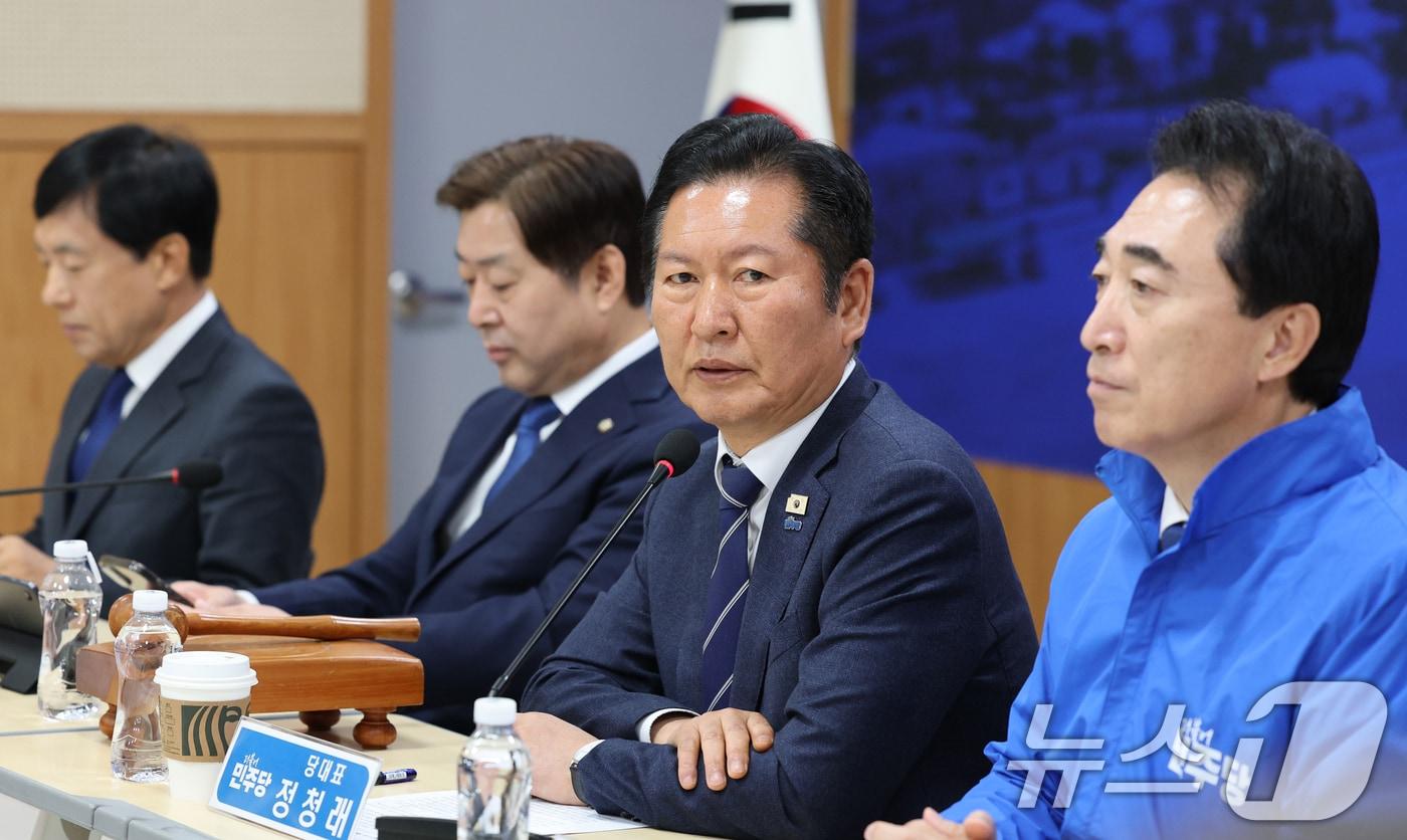 본문 이미지 - 정청래 더불어민주당 대표가 20일 충남 보령머드테마파크에서 열린 충남 현장 최고위원회의에서 모두발언을 하고 있다. 2026.4.20 ⓒ 뉴스1 김기태 기자