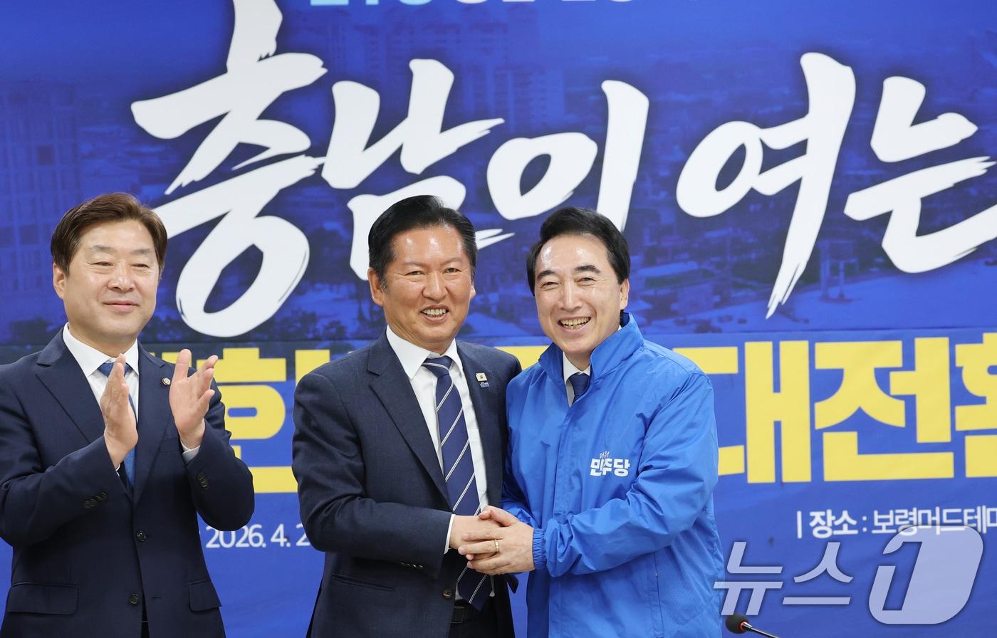 본문 이미지 - 정청래 더불어민주당 대표가 20일 충남 보령머드테마파크에서 열린 충남 현장 최고위원회의에서 박수현 충남지사 후보에게 선거 유세 점퍼 전달식을 하고 있다. 2026.4.20 ⓒ 뉴스1 김기태 기자