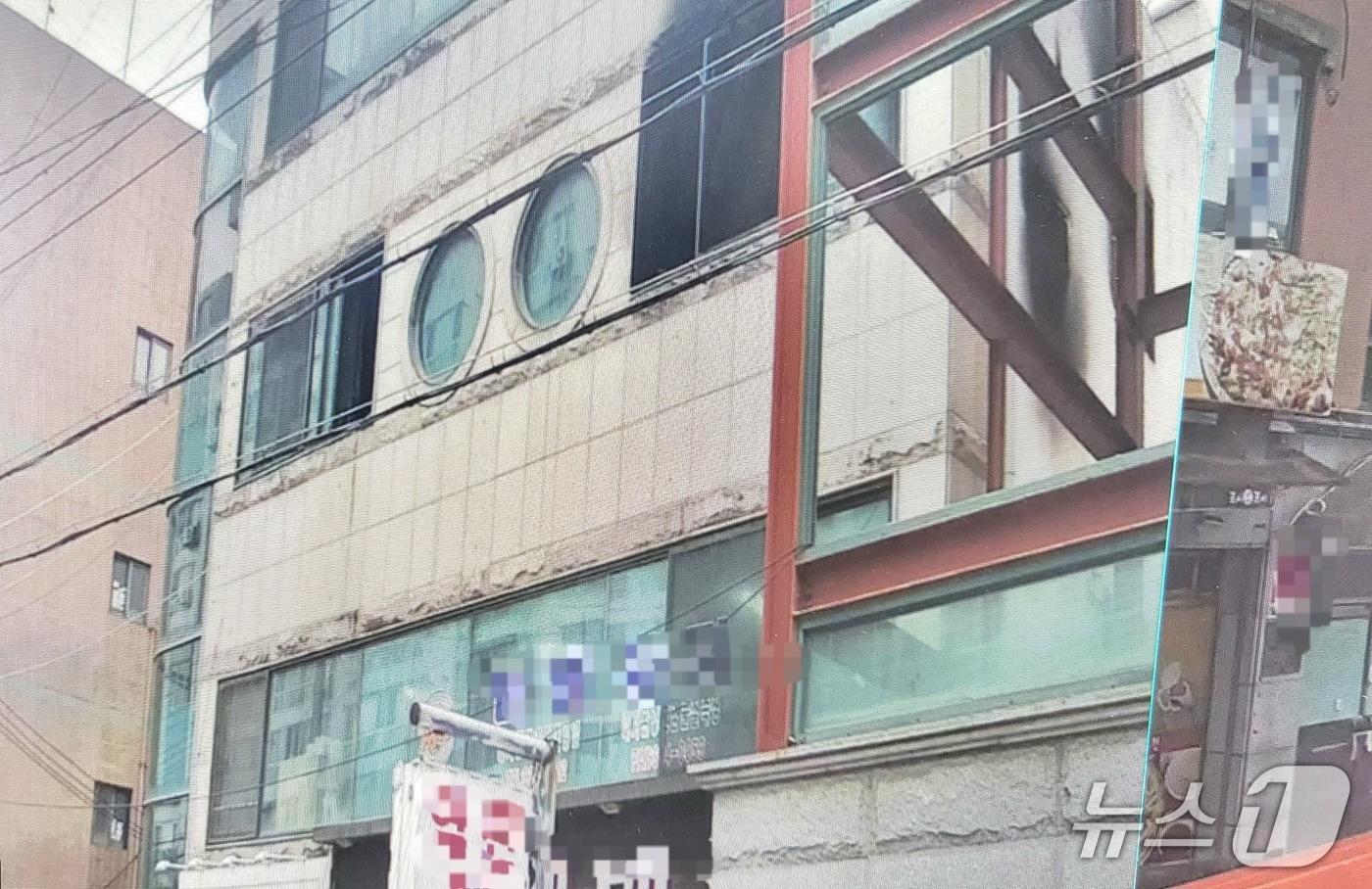 본문 이미지 - 20일 오전 9시 29분께 전북 익산시 영등동의 한 상가건물 3층에서 불이 나 45분만에 진화됐다.(전북소방본부 제공.  재판매 및 DB금지)