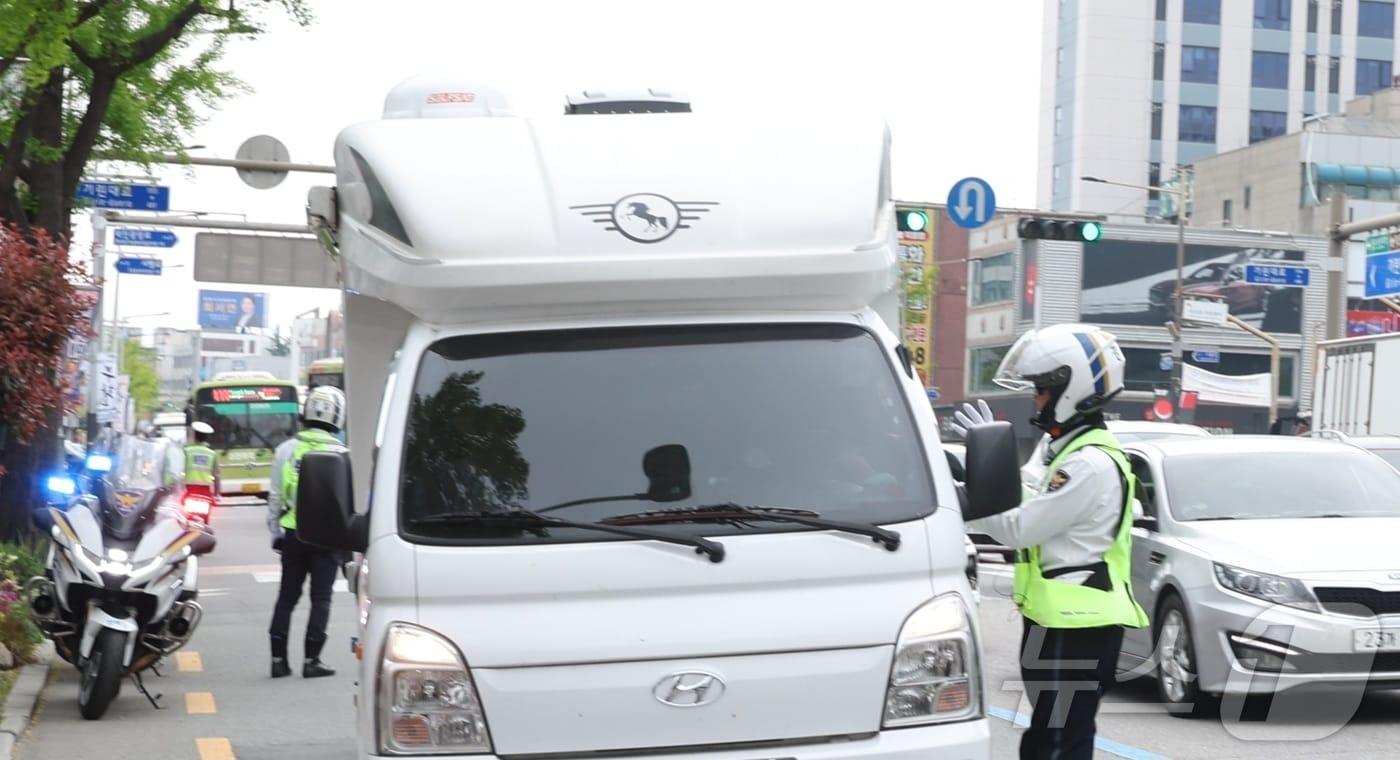 본문 이미지 - 전북경찰청과 덕진경찰서 교통안전계 경찰관들이 20일 전북 전주시 덕진광장 사거리에서 우회전 일시정지 위반 집중단속을 하고 있다. 2026.4.20 ⓒ 뉴스1 유경석 기자