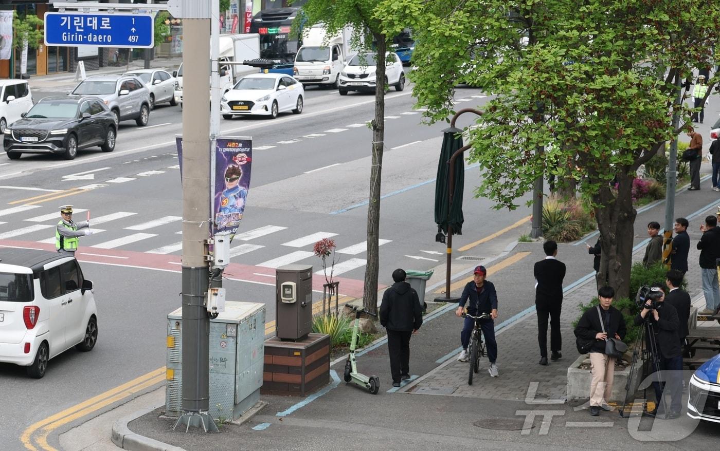 본문 이미지 - 전북경찰청과 덕진경찰서 교통안전계 경찰관들이 20일 전북 전주시 덕진광장 사거리에서 우회전 일시정지 위반 집중단속을 하고 있다. 2026.4.20 ⓒ 뉴스1 유경석 기자