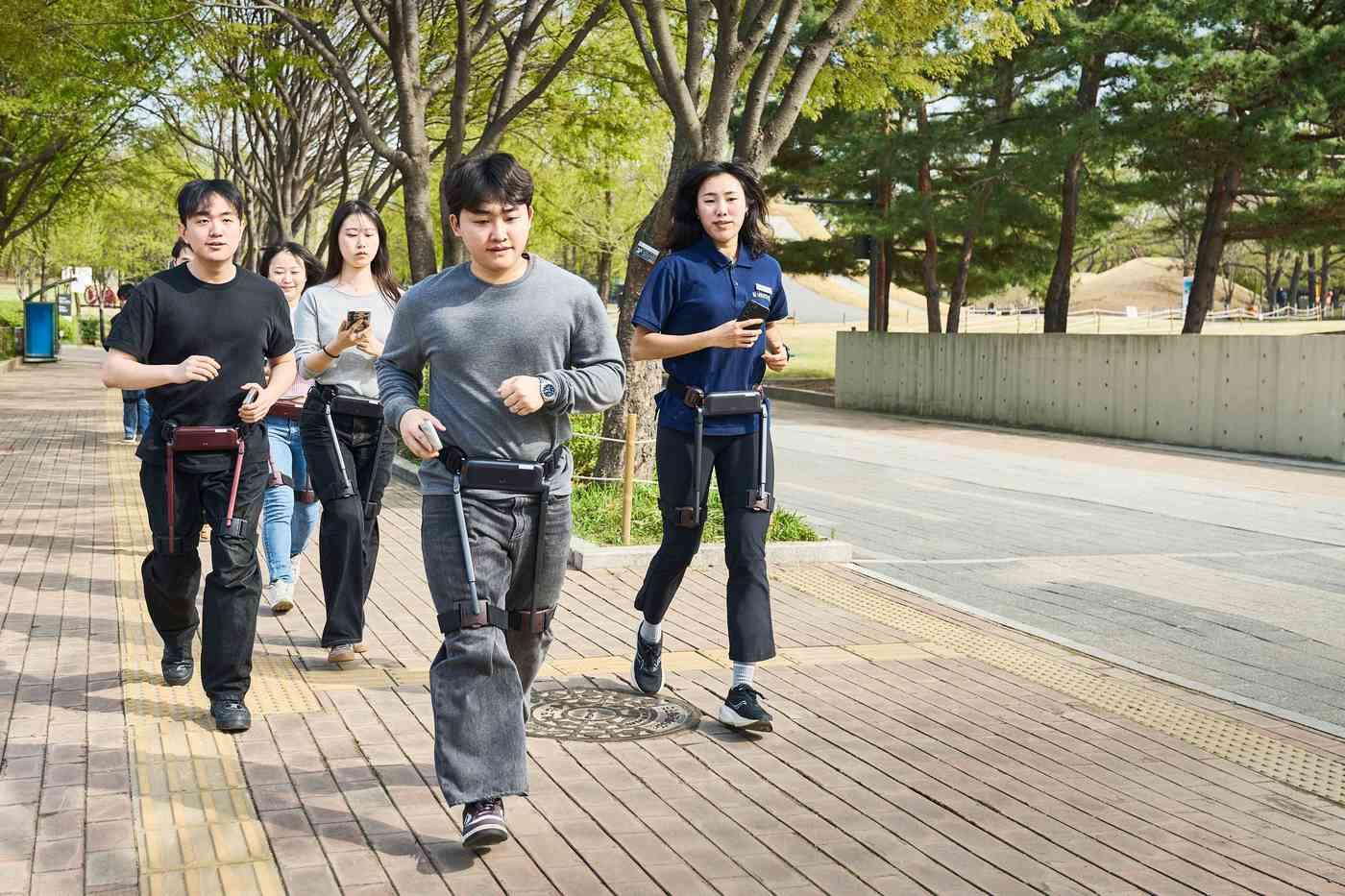 본문 이미지 - 위로보틱스가 보행 보조로봇 '윔 에스' 기능을 추가할 수 있는 '윔 프리미엄' 서비스를 출시했다.(위로보틱스 제공)/뉴스1
