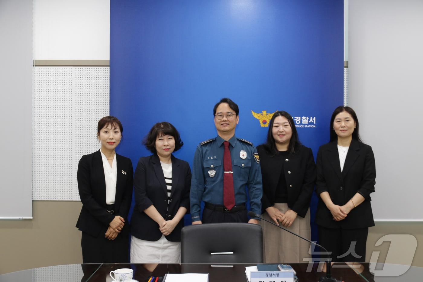 본문 이미지 - 순천경찰서가 20일 보이스피싱을 예방한 금융기관 종사자 4명에게 감사장을 수여하고 기념사진을 촬영하고 있다. (순천경찰 제공. 재판매 및 DB금지) ⓒ 뉴스1 김성준 기자