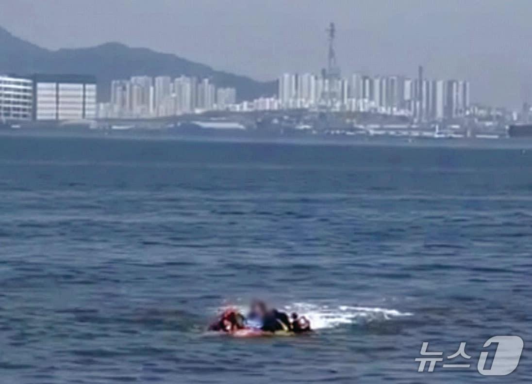 본문 이미지 - 구조 장면(인천 해양경찰서 제공/뉴스1)