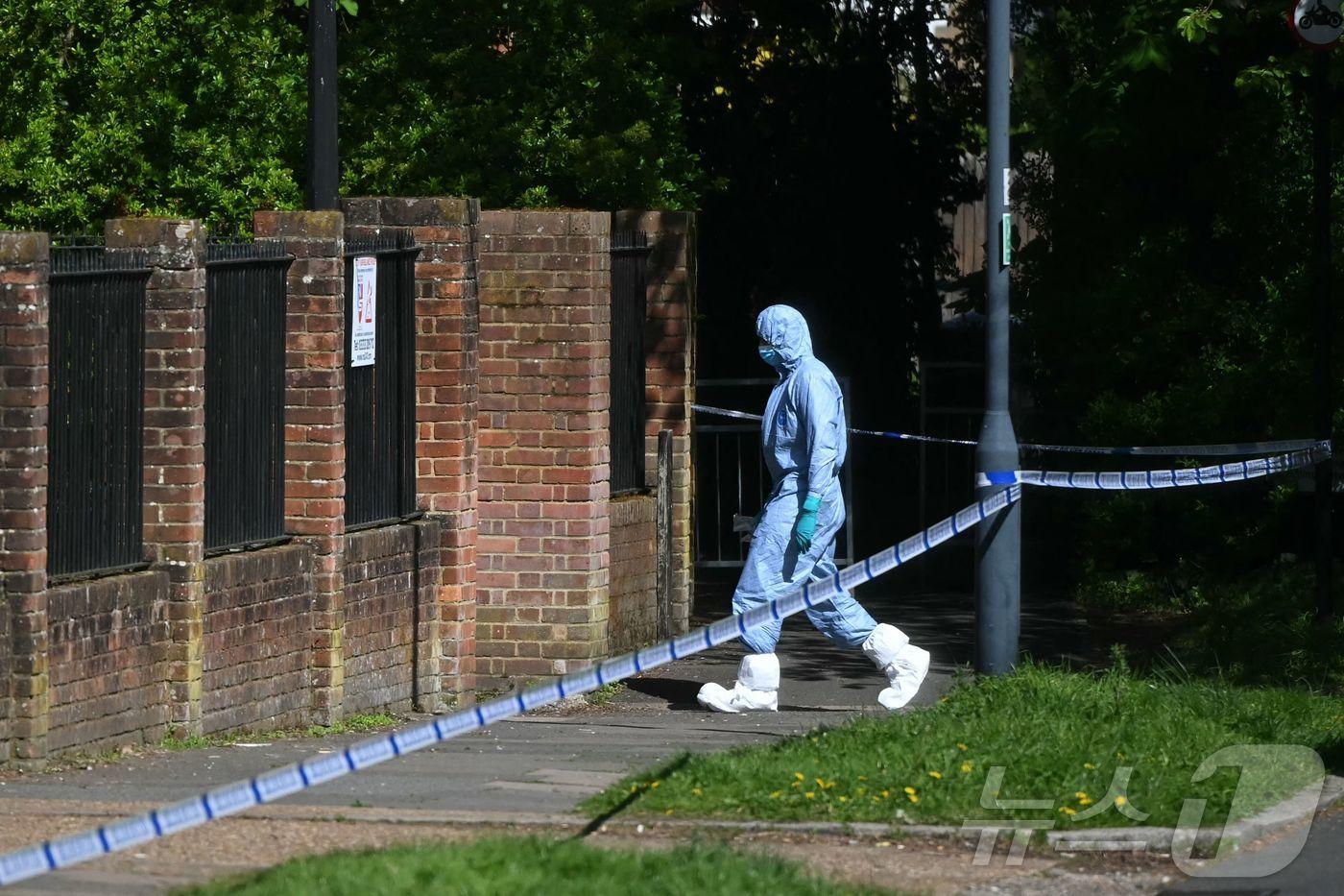 본문 이미지 - 영국 런던 북서부의 켄턴 유나이티드 회당에서 19일(현지시간) 방화사건이 발생해 경찰이 조사하고 있다. 2026.4.19. ⓒ 뉴스1 ⓒ AFP=뉴스1