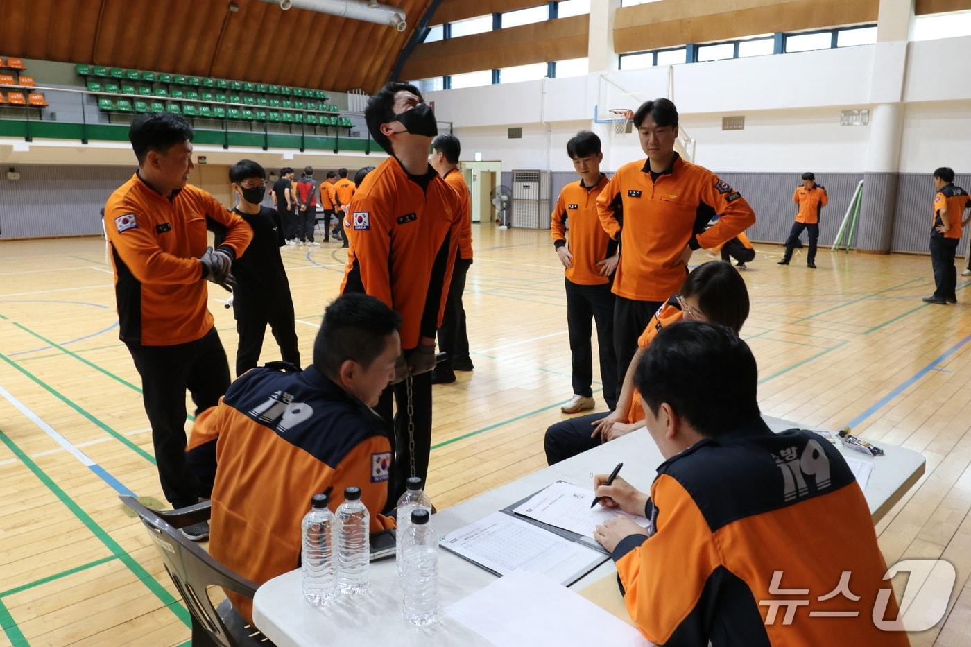 본문 이미지 - 광주 북부소방서 소속 소방대원들이 체력검정을 진행 중인 모습.(광주 북부소방서 제공. 재판매 및 DB 금지)