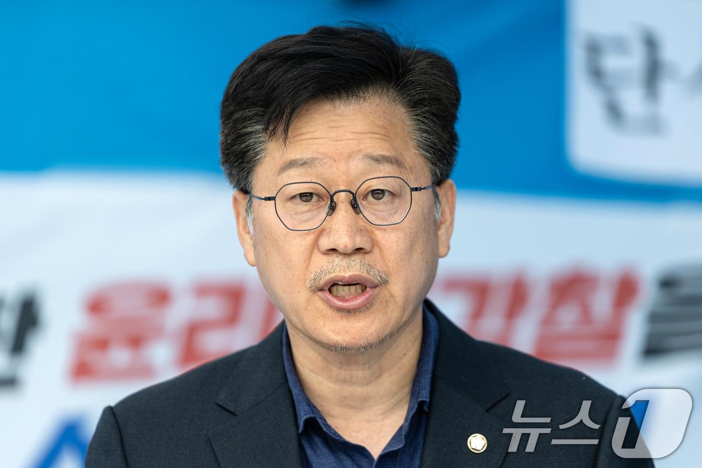 본문 이미지 - '더불어민주당 전북도지사 경선' 관련 단식 농성중인 안호영 더불어민주당 의원이 20일 서울 여의도 국회 본청 앞 단식 농성장에서 전북도지사후보로 확정된 이원택 후보의 '식사비 대납' 의혹 관련 규탄 기자회견을 하고 있다. 2026.4.20 ⓒ 뉴스1 이승배 기자