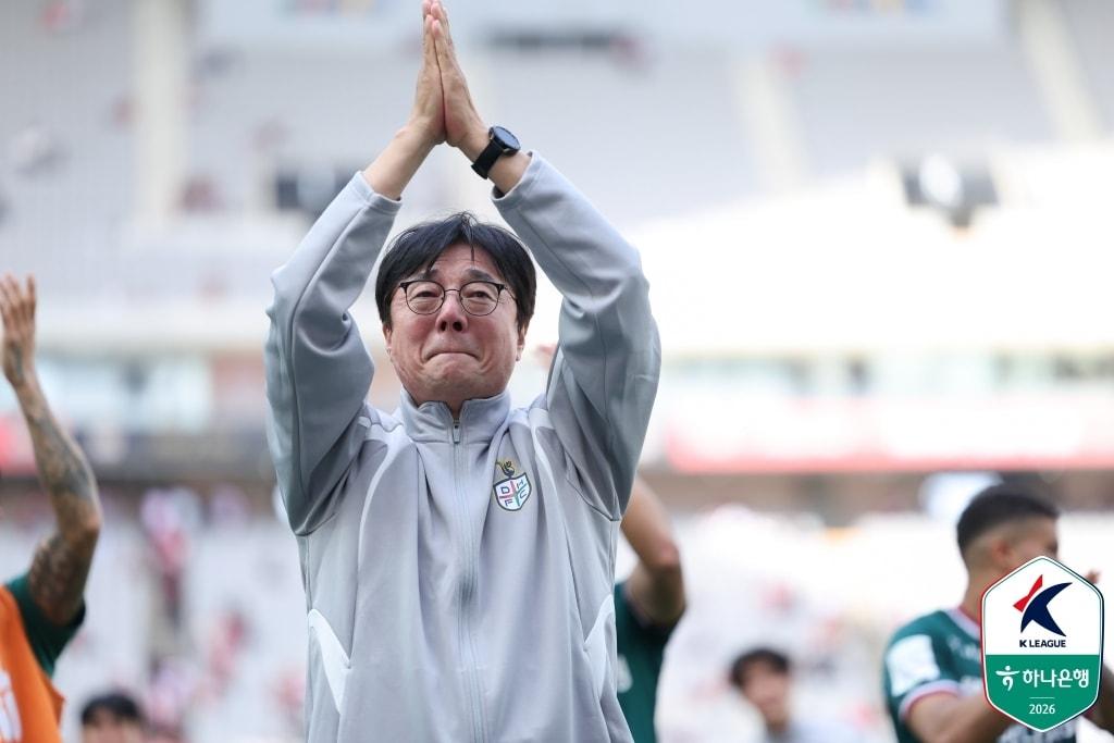 본문 이미지 - 황선홍 대전하나시티즌 감독이 FC서울 상대로 승리를 거둔 뒤 팬드 앞에서 눈물을 보였다. 200승을 거둔 베테랑이지만 1승에 대한 간절함은 여전하다. (한국프로축구연맹 제공)