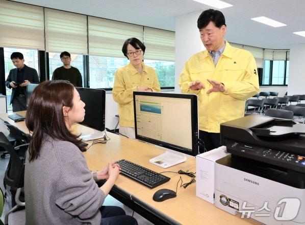 본문 이미지 - 윤동욱 전주시장 권한대행이 20일 평화2동 주민센터를 방문, 고유가 피해지원금 지급 준비 상황을 확인하고 있다.(전주시 제공, 재판매 및 DB 금지)/뉴스1