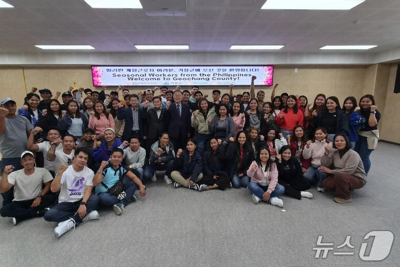본문 이미지 - 거창군의 공공형 외국인 계절근로자들 환영식(거창군 제공. 재판매 및 DB금지).